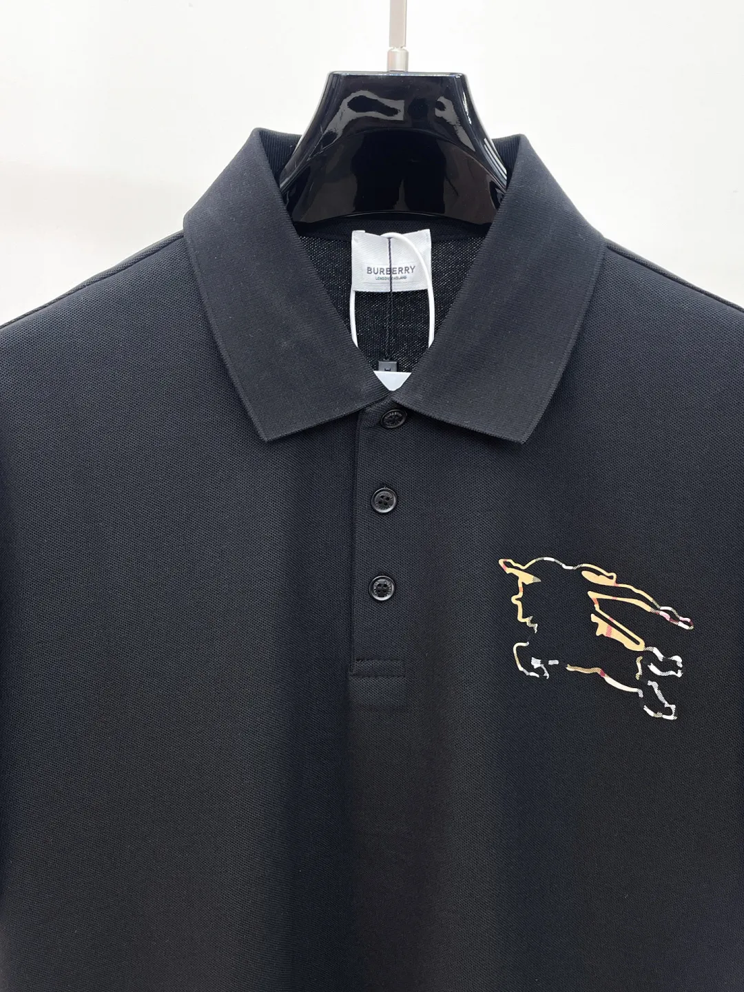 BURBERRY New Arrival Polo shirt, complete with three labels, original fabric, original customized accessories, official Same Style, using 210 grams of pure cotton pique fabric, customized same-tank dyed fabric, very comfortable and smooth to the touch, very wide and stylish, produced by a first-line brand on behalf of Factory, imported Behringer embroidery machine, embroidery is full and textured, imported Kangli direct-injection machine, printing is clear and textured, the collar rib is woven with imported yarn It will not lose shape after being worn for a long time. It is the most New Arrival style in spring and summer. It is fashionable and individual. It is super Versatile and looks good. It is very suitable for both men and women. It is a must-have for everyone. Size: S-XXL